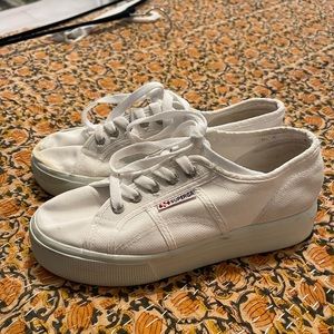 White platform supergas